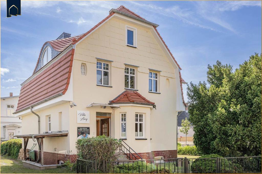 una grande casa bianca con il tetto rosso di Ferienwohnung Lucy a Bansin