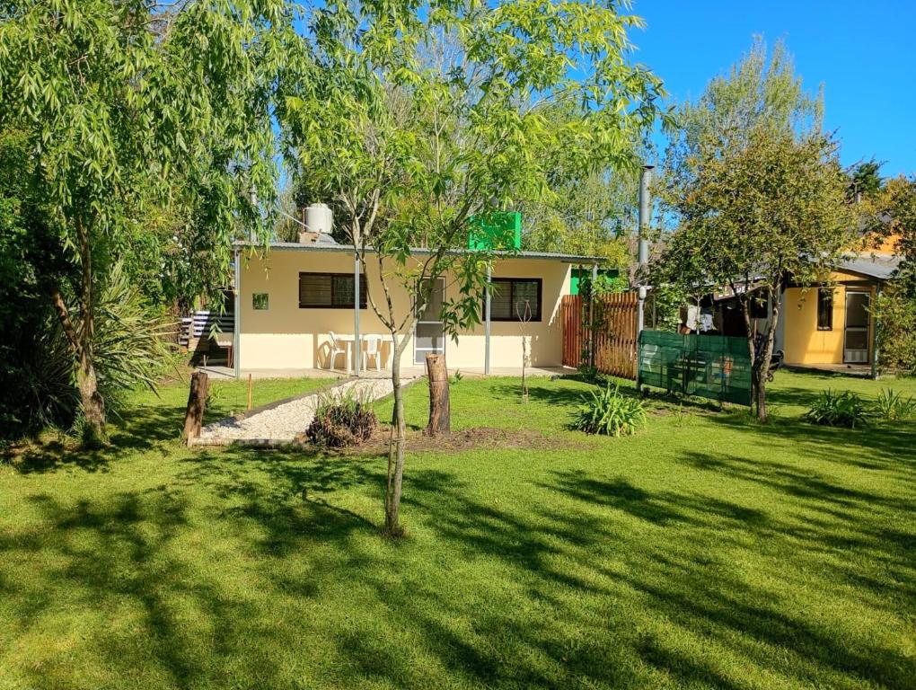 een huis met een boom in de tuin bij El EDEN in Mar de Cobo