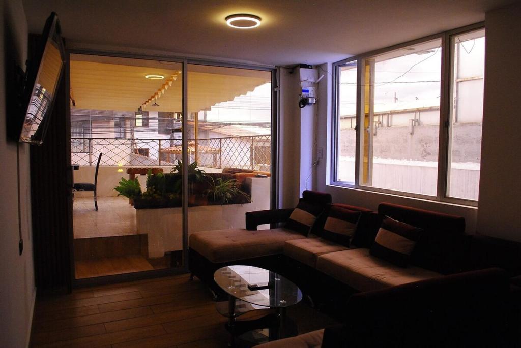 Posezení v ubytování Amplio Departamento con Jacuzzi en el centro de Quito