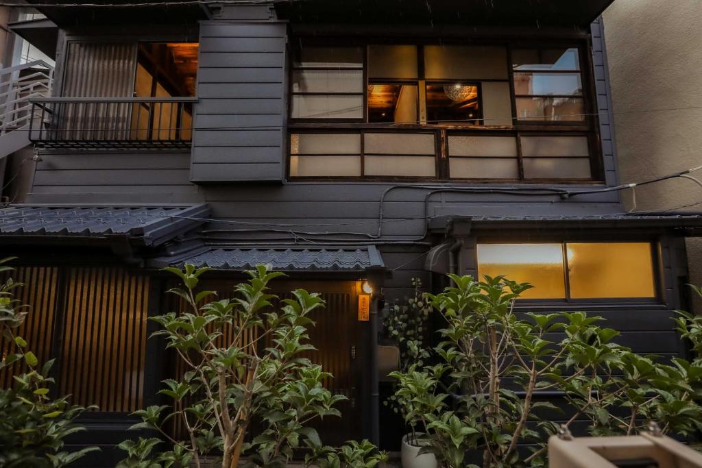 Elle offre une vue sur l'extérieur d'une maison avec des fenêtres. dans l'établissement 東京下町生活, à Tokyo