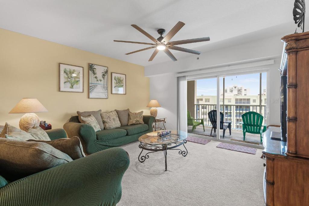 een woonkamer met een bank en een tafel bij Oceanwalk 11-603 in Bottle Island