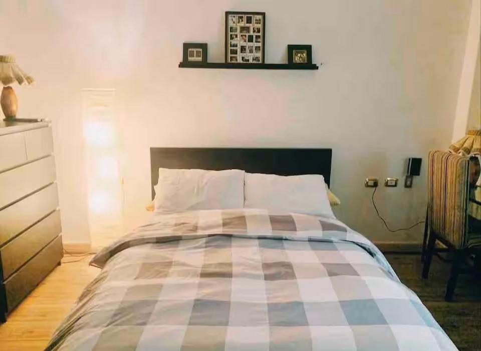 Postel nebo postele na pokoji v ubytování Sunny & Spacious room close to the Airport!