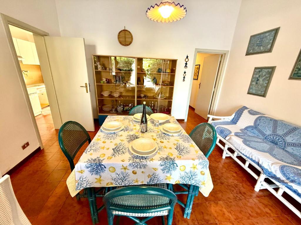 a dining room with a table and chairs at villa De Simone in Campomarino