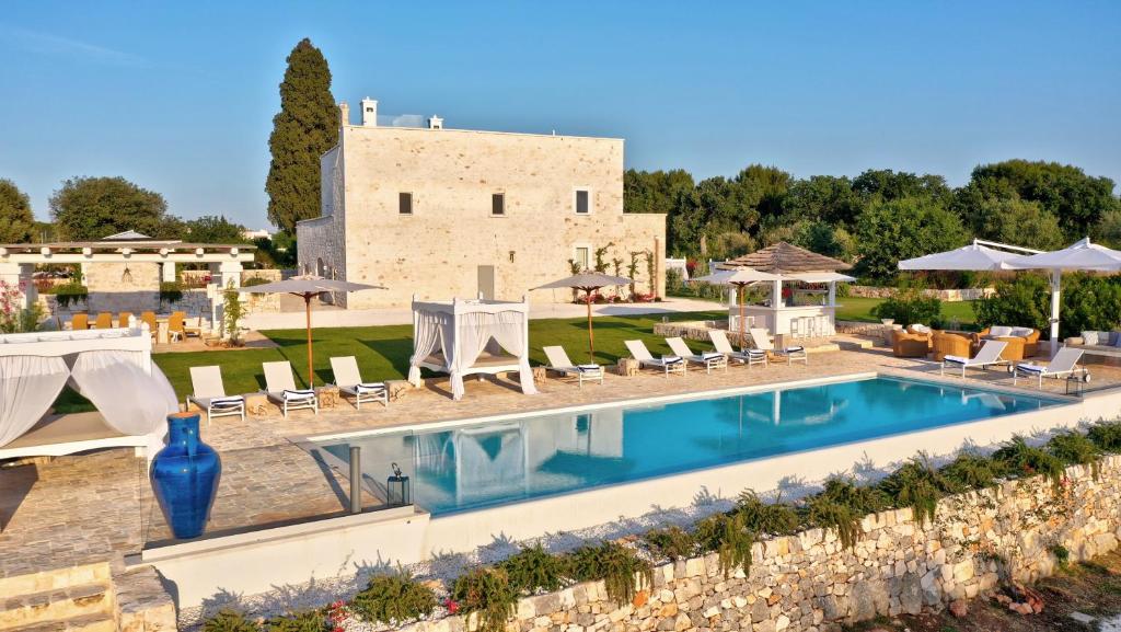 Bazén v ubytování Masseria Saccente nebo v jeho okolí