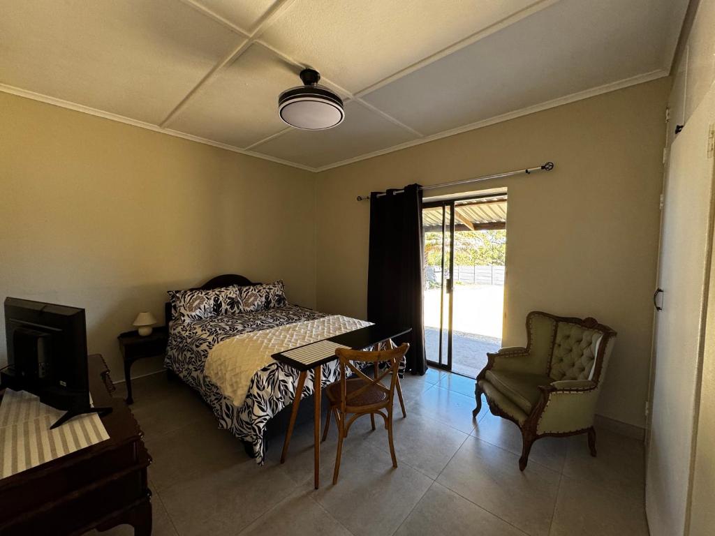 une chambre avec un lit, une table et une chaise dans l'établissement Willow Cottage, à Evander