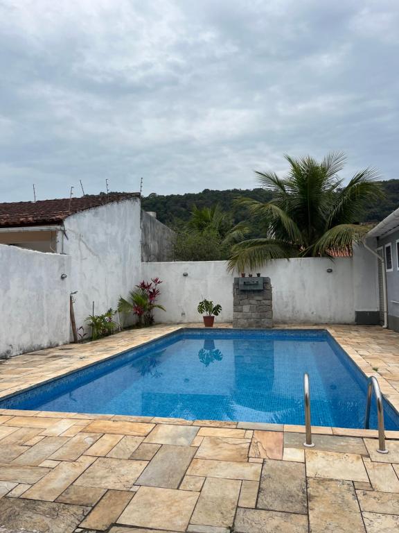 ein Swimmingpool im Hinterhof eines Hauses in der Unterkunft O refúgio perfeito para famílias in Guarujá