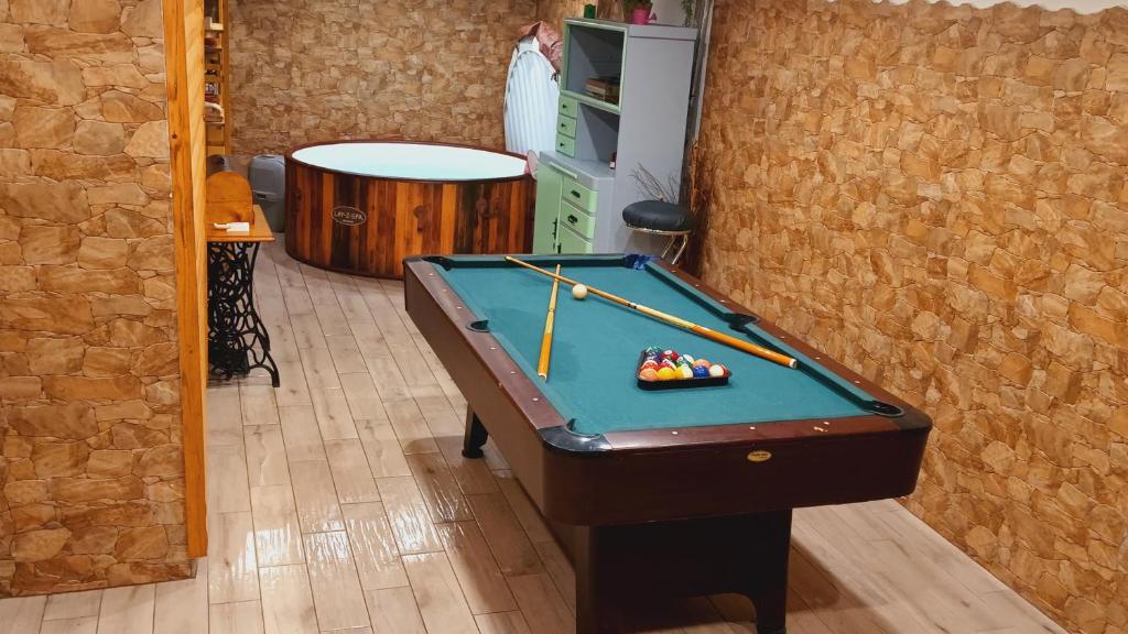 Mala LešnicaにあるKuća za odmor Denisのビリヤード台(ボール付)が備わります。