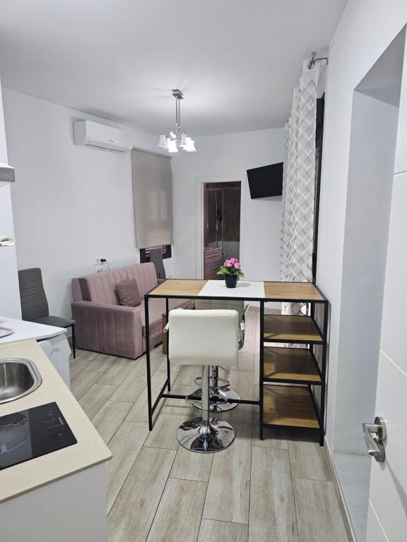 アルモドバル・デル・リオにあるEl capricho de Olgaのキッチンとテーブルのあるリビングルーム