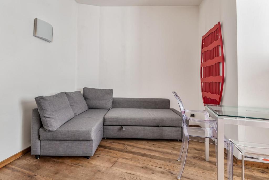 a living room with a couch and a glass table at Città alta Apartment-comfort in Bergamo