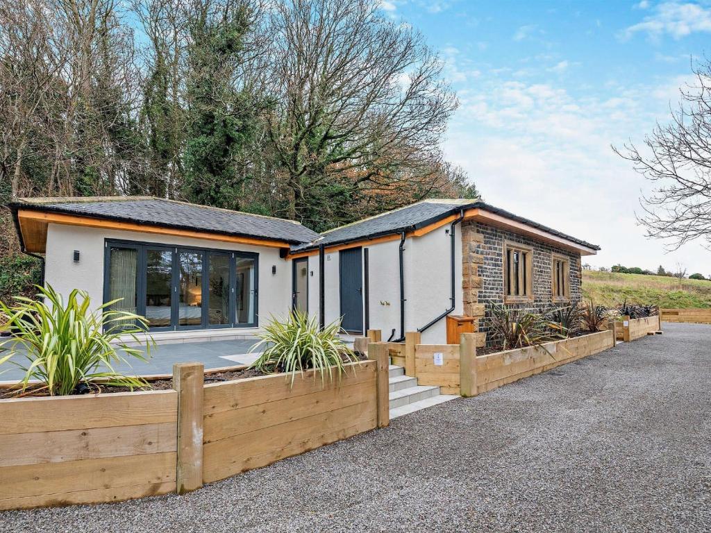 een huis met een houten hek ervoor bij 3 Bed in Great Ayton 95777 in Great Ayton