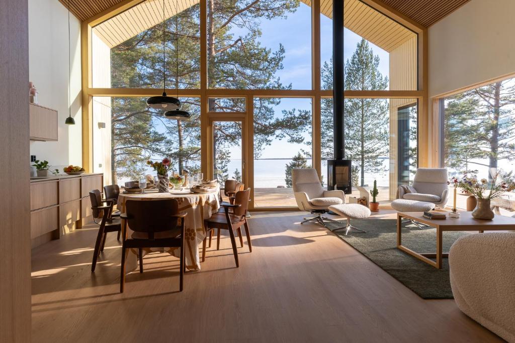 Posezení v ubytování Oulu Virpiniemi Seaview