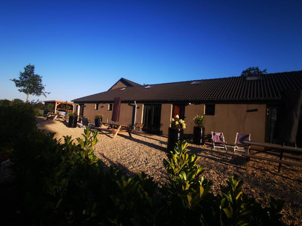 a house with two chairs in front of it at Mera Wellness B&B in America