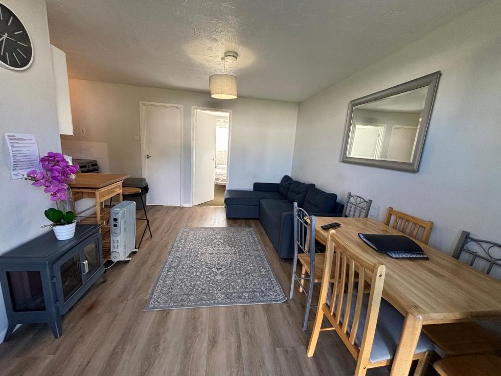 Nhà bếp/bếp nhỏ tại 82, Belle Aire, Hemsby - Two bed chalet, sleeps 5, bed linen and towels included - pet friendly