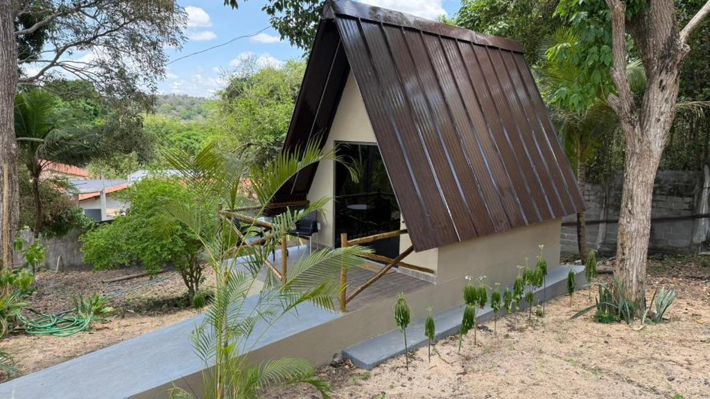 una piccola casa con tetto marrone di Chales da Kitanda Petit a Teresina