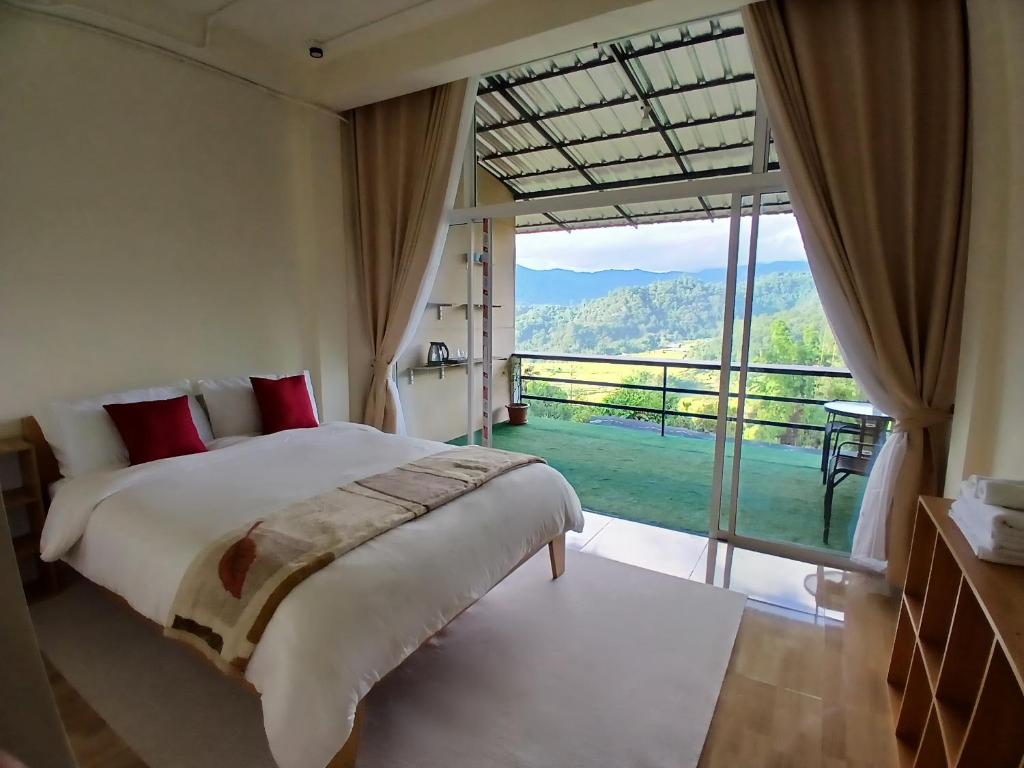 Un dormitorio con una cama grande y una ventana grande. en ดิ เอสเคปอินทนนท์ - The Escape Inthanon, en Ban Yang