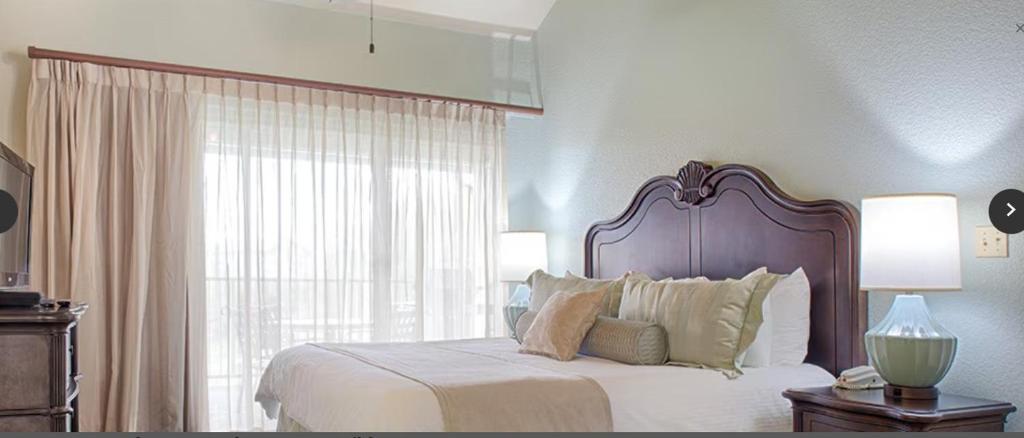 une chambre avec un grand lit et une fenêtre dans l'établissement WorldMark Branson, à Branson