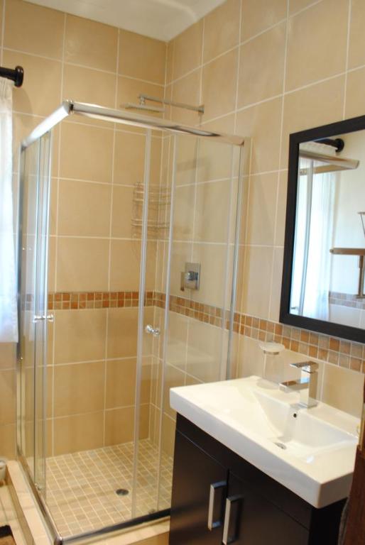 125 on Van Buuren Road Guest House - Double Room With Private Bathroom