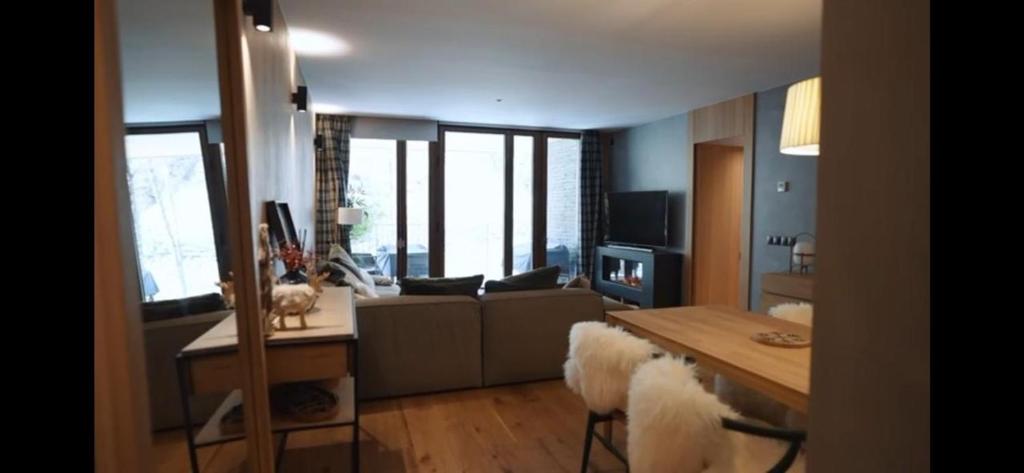 Posezení v ubytování Isard Homes by Select Rentals