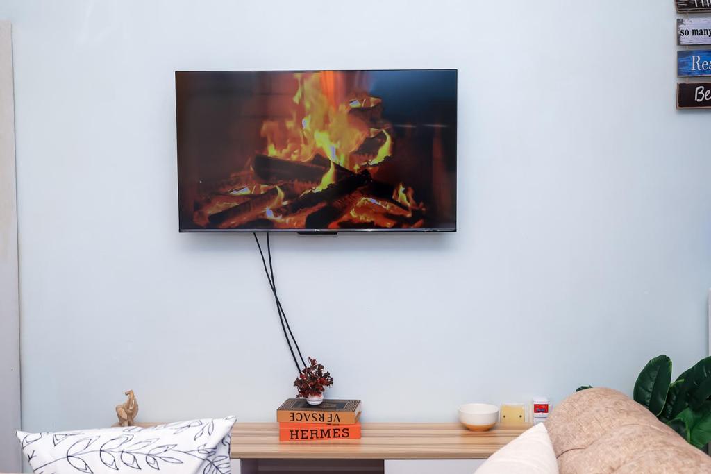 Μια τηλεόραση ή/και κέντρο ψυχαγωγίας στο Velora Suites Kilifi