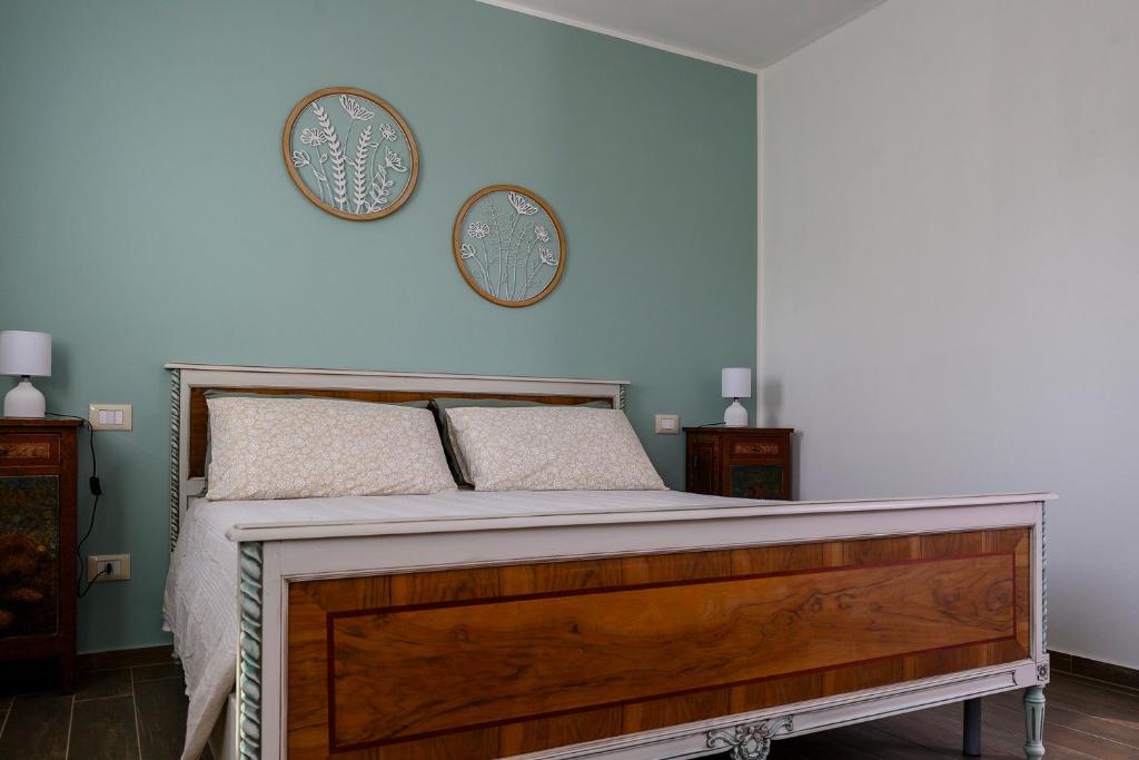 a bedroom with a bed with two plates on the wall at B&B Lilla All'Adige in Legnago