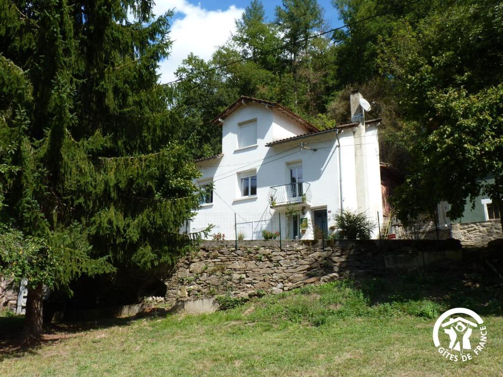 a white house on top of a stone wall at Gîte de la Croix de l'Aveyron in Laguépie