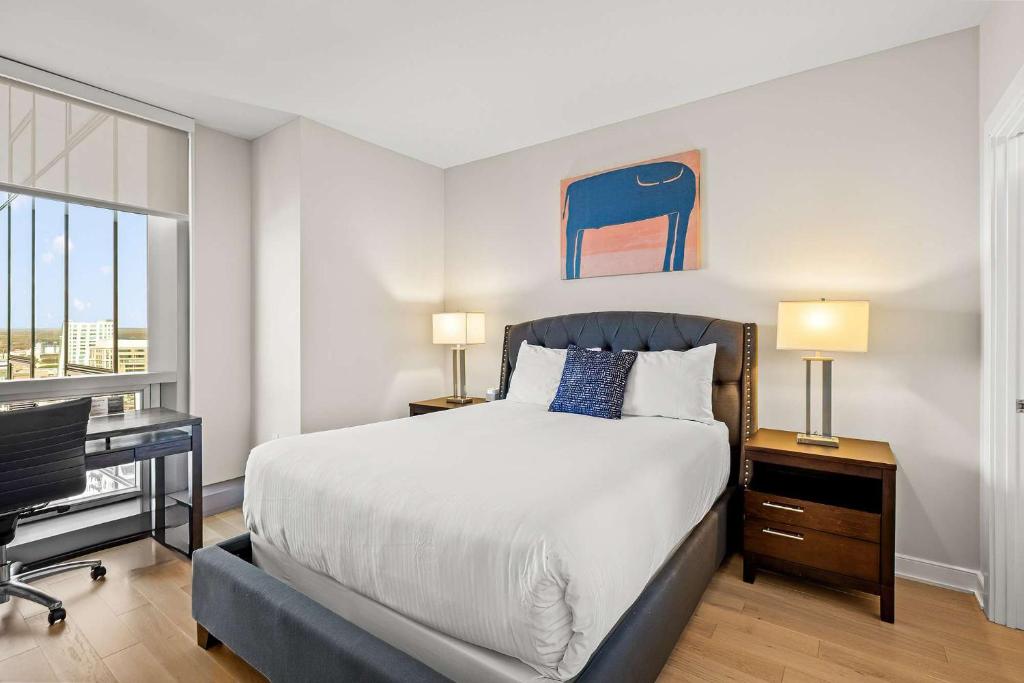 une chambre avec un lit et un bureau avec un ordinateur dans l'établissement Luxury Urban Escape Walk to Downtown, à Stamford