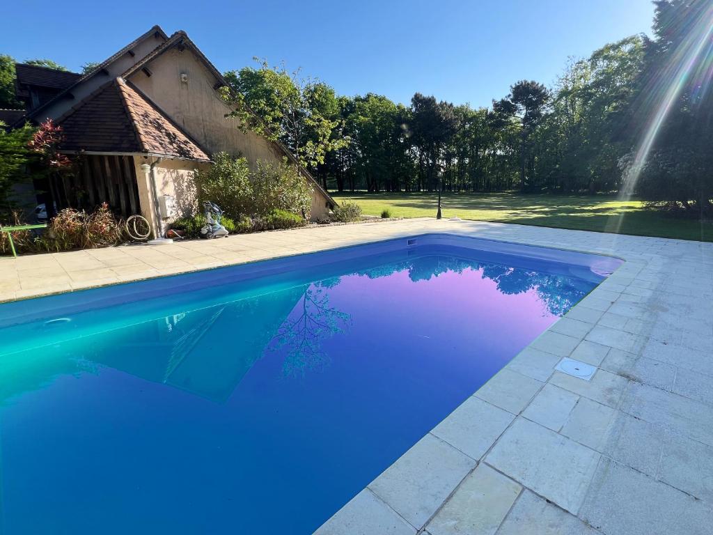 Saint-SulpiceにあるDomaine du Hallierの家の前の青いスイミングプール