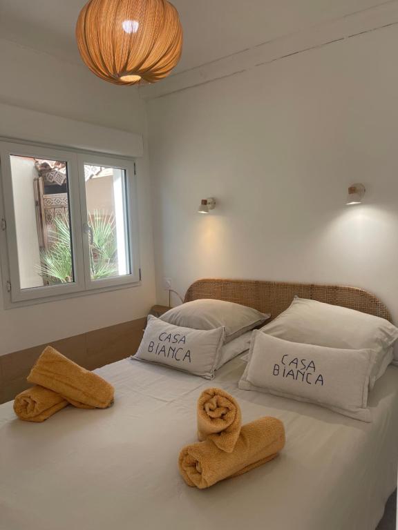 1 Schlafzimmer mit 2 Handtüchern auf einem Bett in der Unterkunft Appart Bianca T2 - Terrasse - Parking - Calme - 1mn de la mer in Cassis