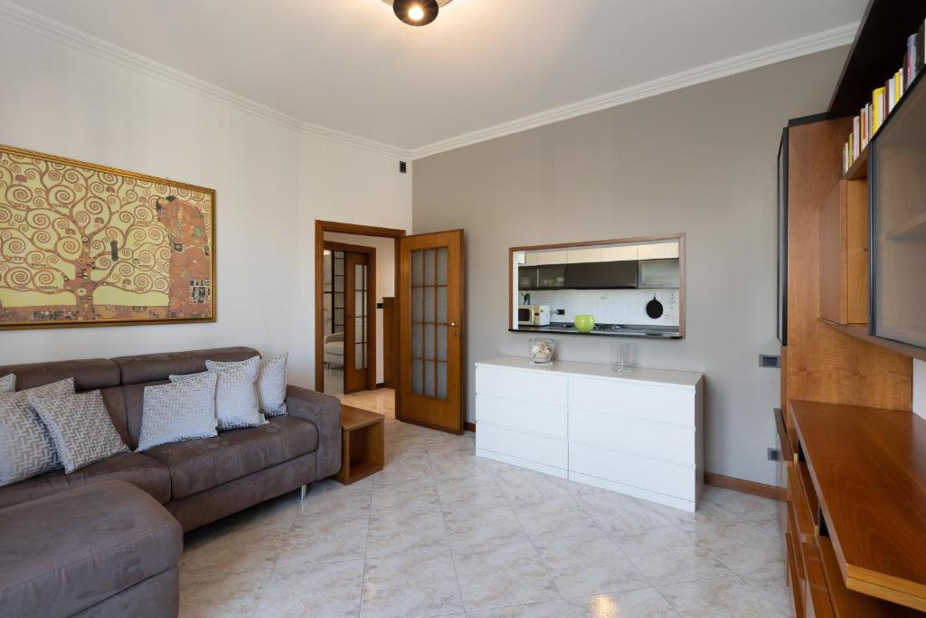 Χώρος καθιστικού στο Modern 2BR Apartment with Metro Access