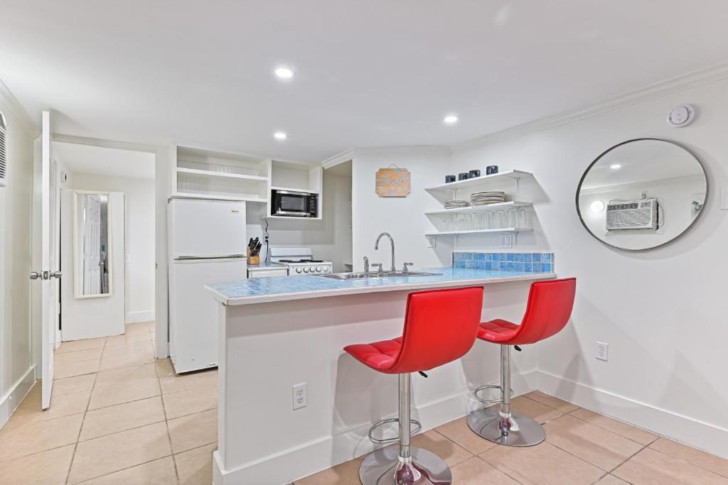 Curated visual reference: Gallery Detail: Low Tide Studio Apartment Near Utmb And Seawall Galveston Updated