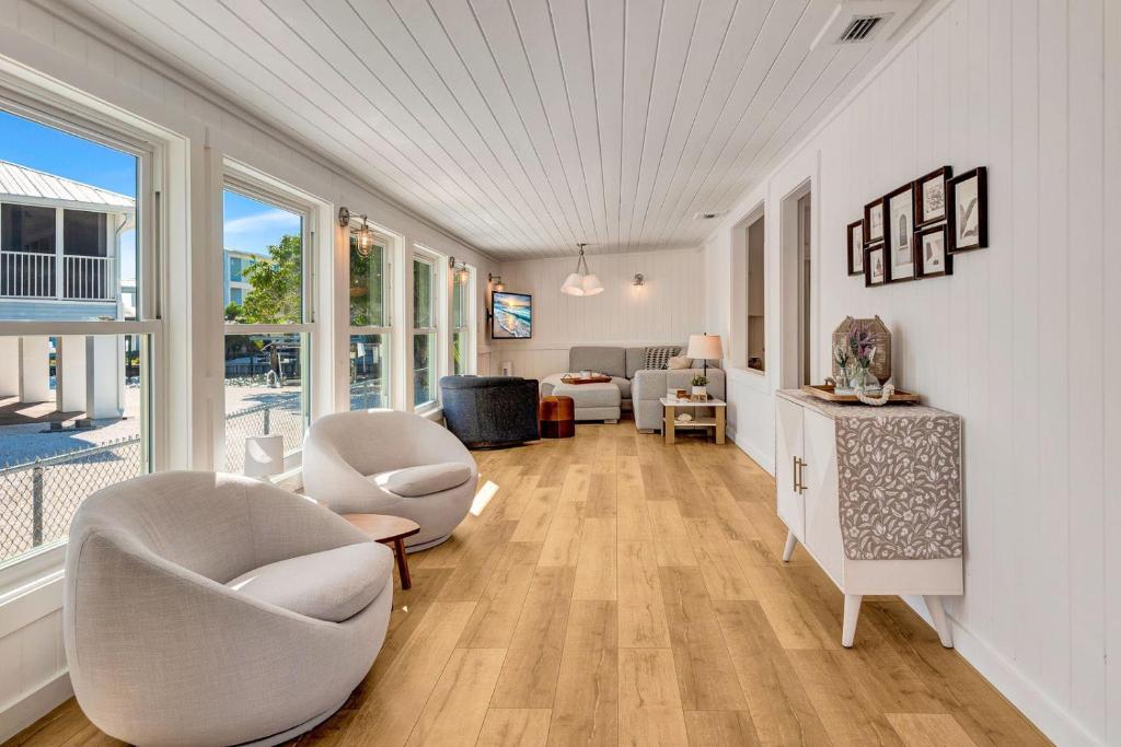 Χώρος καθιστικού στο Dock, Dine & Unwind – Coastal Vibes Await