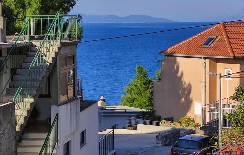 Nice Apartment In Podgora With Wifi في Kržanići: منظر المحيط من بين مبنيين