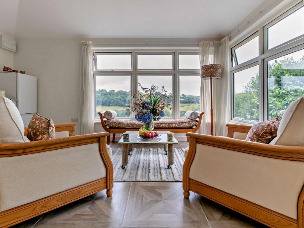 Posezení v ubytování 1 Bed in Looe 95182