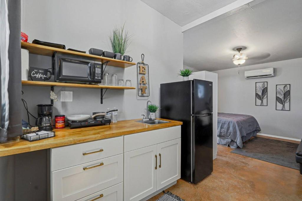 - une cuisine avec un réfrigérateur noir dans la chambre dans l'établissement Casa Luna Studio-Peaceful Stay - 7 mins Airport, à Cielo Vista