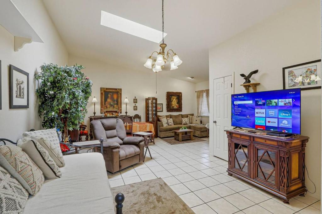 een woonkamer met een grote flatscreen-tv bij Casa de al Abuelita in Montoya