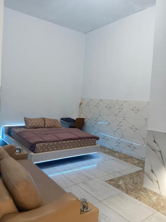 una sala de estar con una cama y un sofá en Touchsmart, en Lemahabang