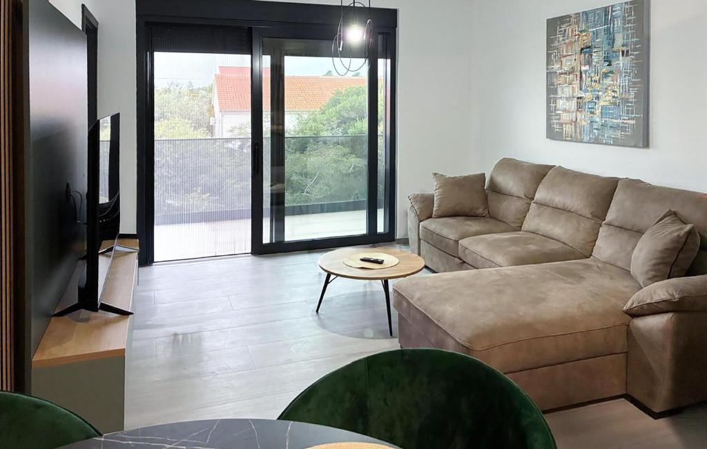 KaštelinaにあるBeautiful Home In Virのソファとテーブルのあるリビングルーム