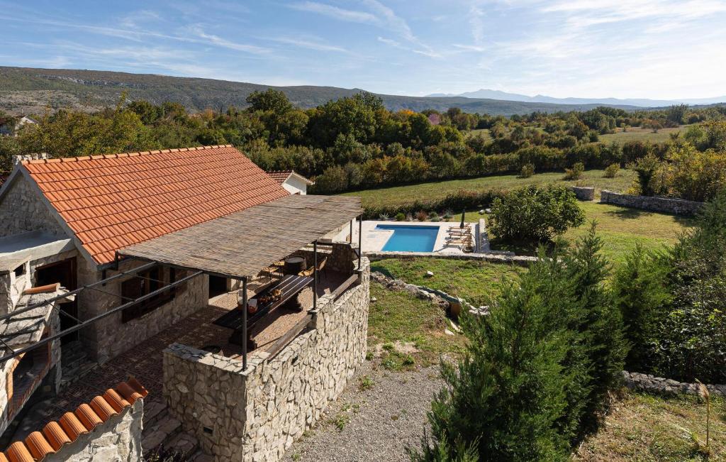 - Vistas al exterior de una casa de piedra con piscina en Lovely Home In Donji Bitelic, en Donji Bitelić