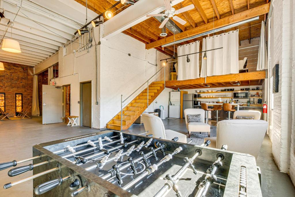 - une cuisine avec une cuisinière dans l'établissement Walk to Huntington Center 5,000-Sq-Ft Dtwn Apt, à East Toledo