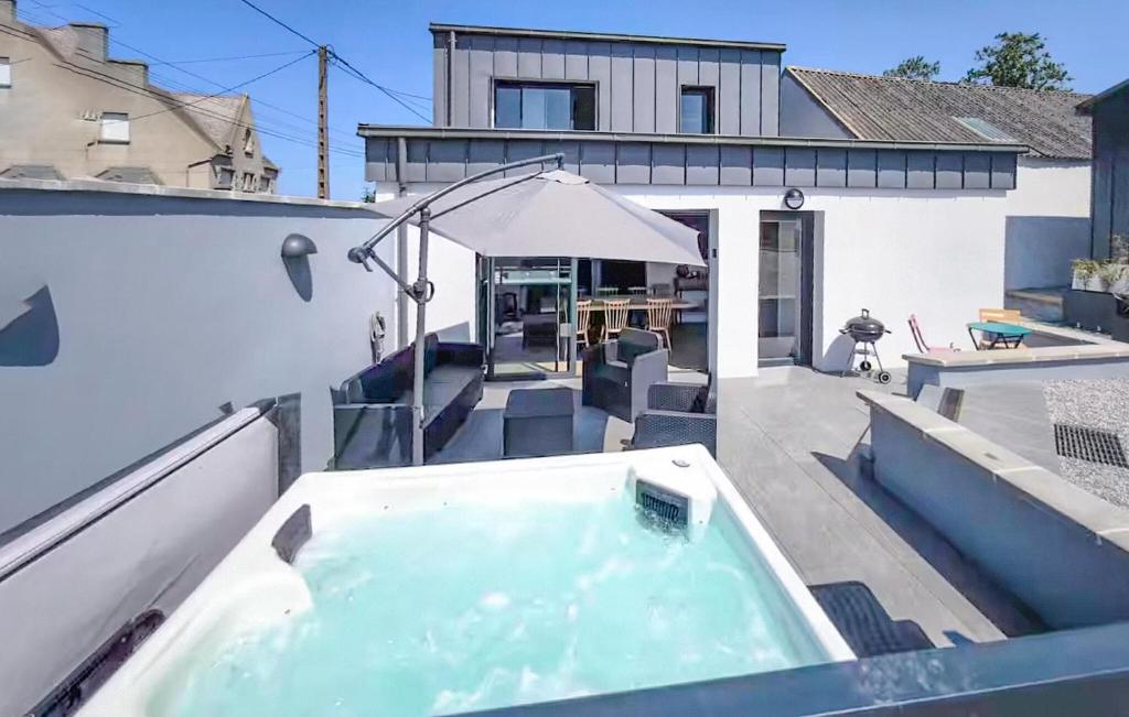 un jacuzzi à l'arrière d'une maison dans l'établissement Amazing Home In Cléder With Wifi, à Penar Pors
