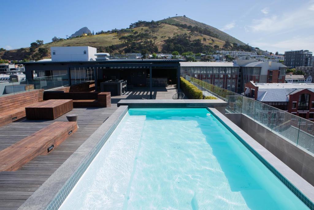 Cảnh núi rừng hoặc tầm nhìn ra núi từ căn hộ