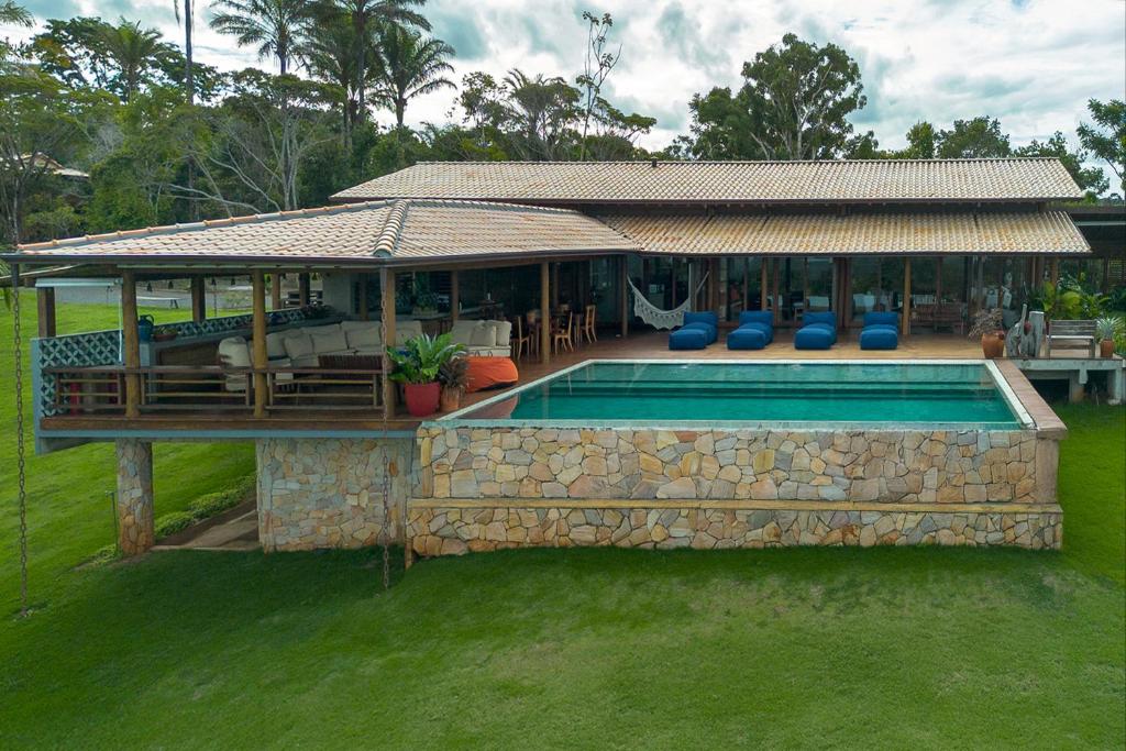 una casa con piscina en el patio en Jardim do Éden, en Ilhéus