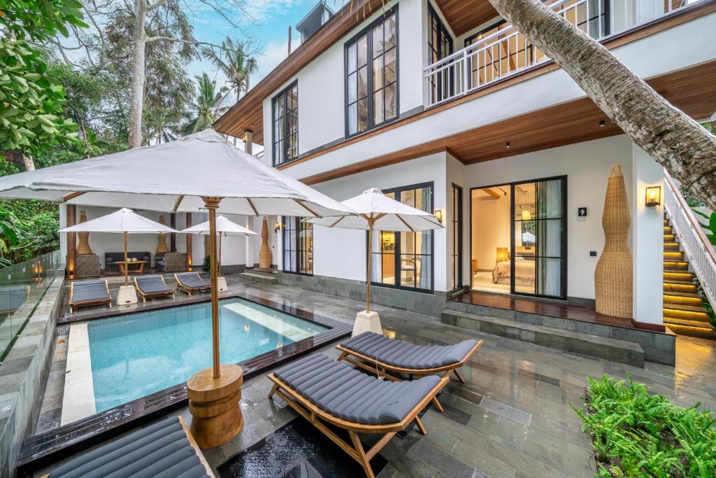 une vue extérieure d'une maison avec piscine dans l'établissement Cascade 2 - Chic and Cozy 1BR Apartment in Ubud, à Ubud