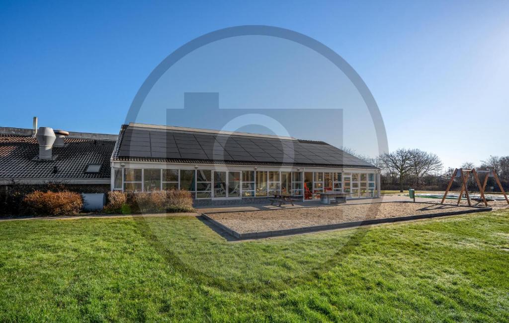 un edificio con parque infantil en Gorgeous Apartment In Hemmet With Sauna, en Falen