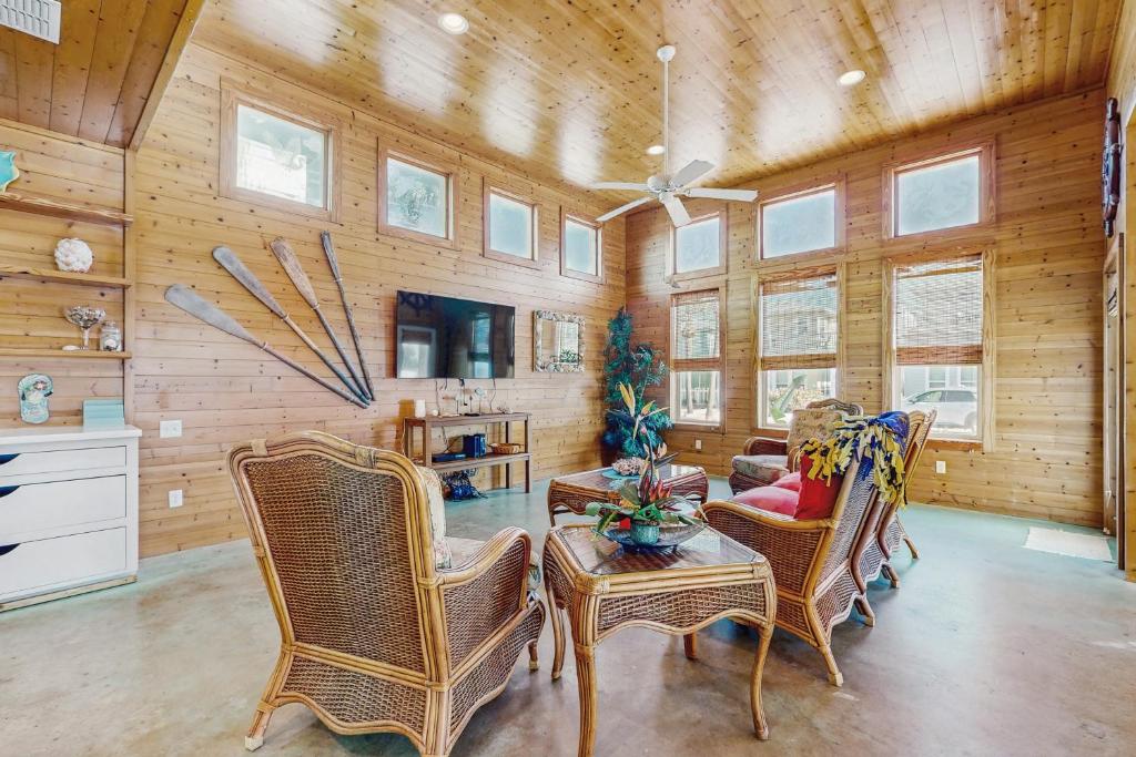 Mustang BeachにあるThe Crystal Troutのリビングルーム(籐の椅子、テーブル付)