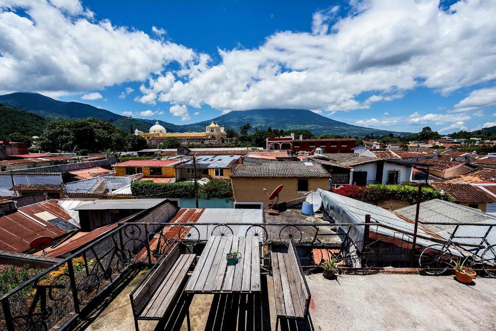 アンティグア・グアテマラにあるAmura Hostel - Antigua Guatemalaの屋根から市街の景色を望む