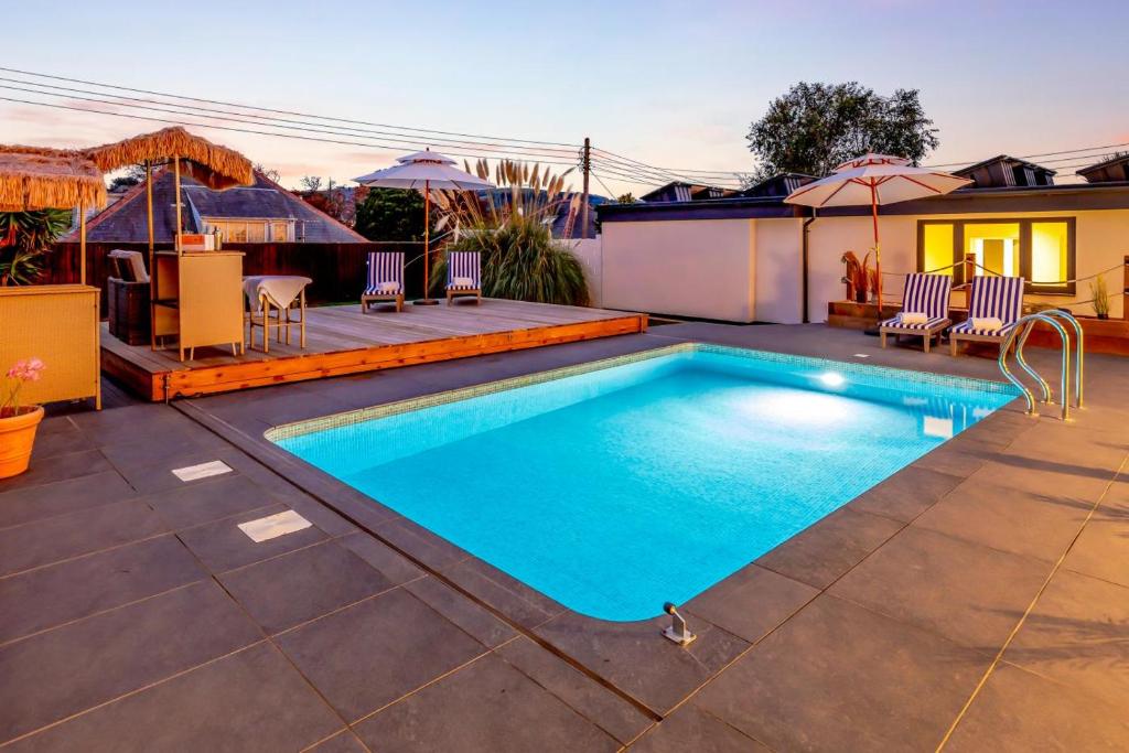 ein Swimmingpool im Hinterhof eines Hauses in der Unterkunft 3 Bed in Shanklin oc-w33402 in Shanklin