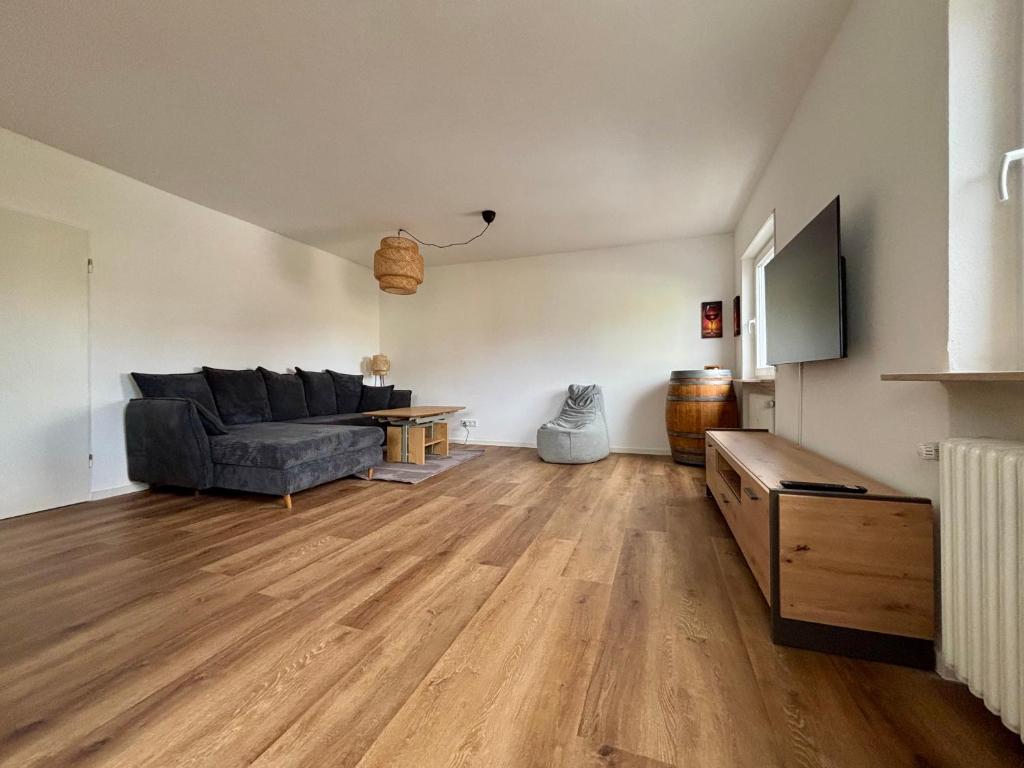 a living room with a couch and a tv at NEW! StayPfalz Apartment - 3 Zimmer & Parkplatz in Neustadt an der Weinstraße