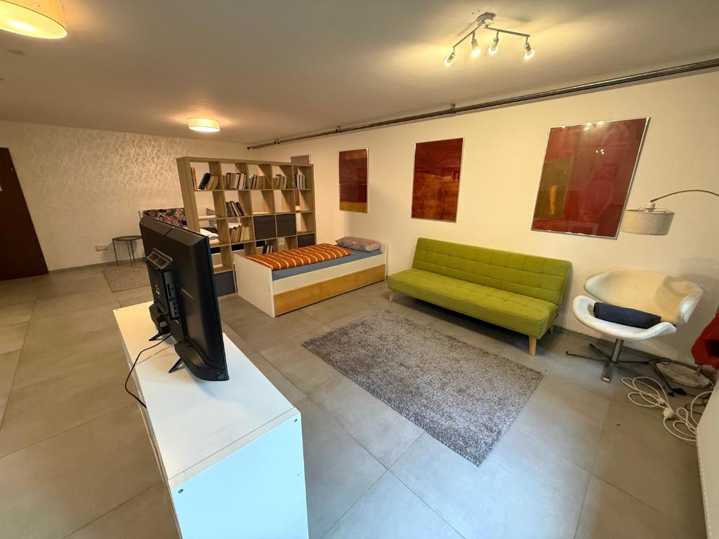 Zona de estar de Helle Kellerwohnung im Grünen mit Sauna