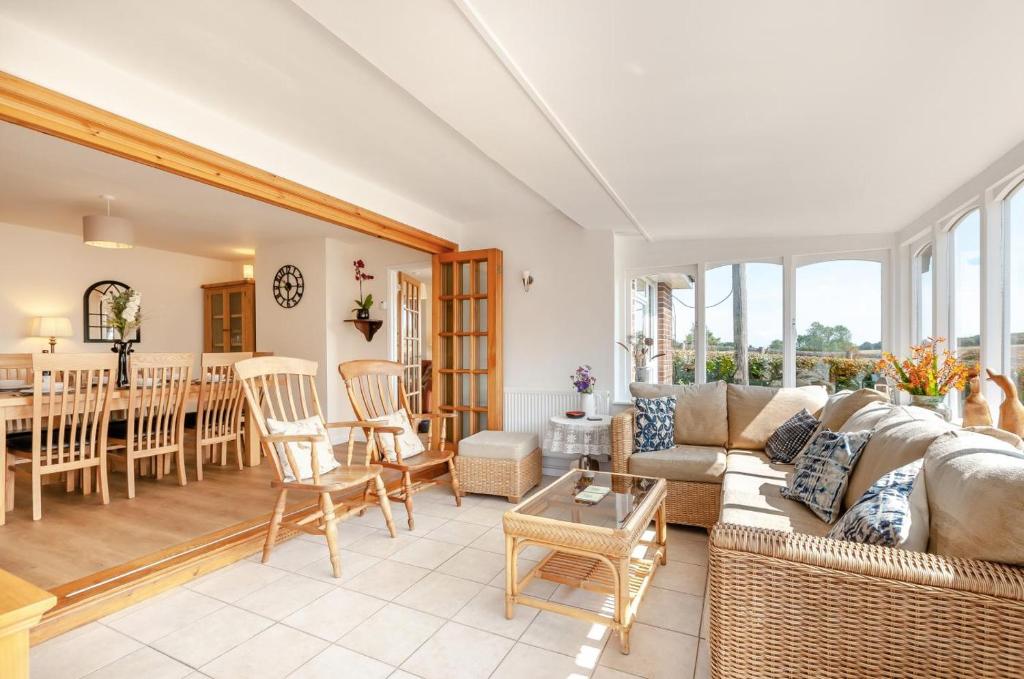 Posezení v ubytování 4 Bed in Woolage Green oc-f29907